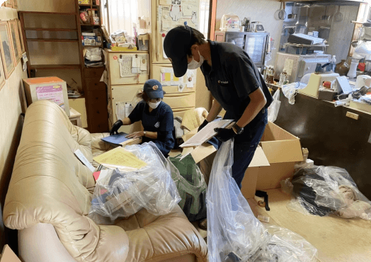 室内で家財を仕分けしている様子