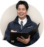 見積り内容を案内するスタッフ
